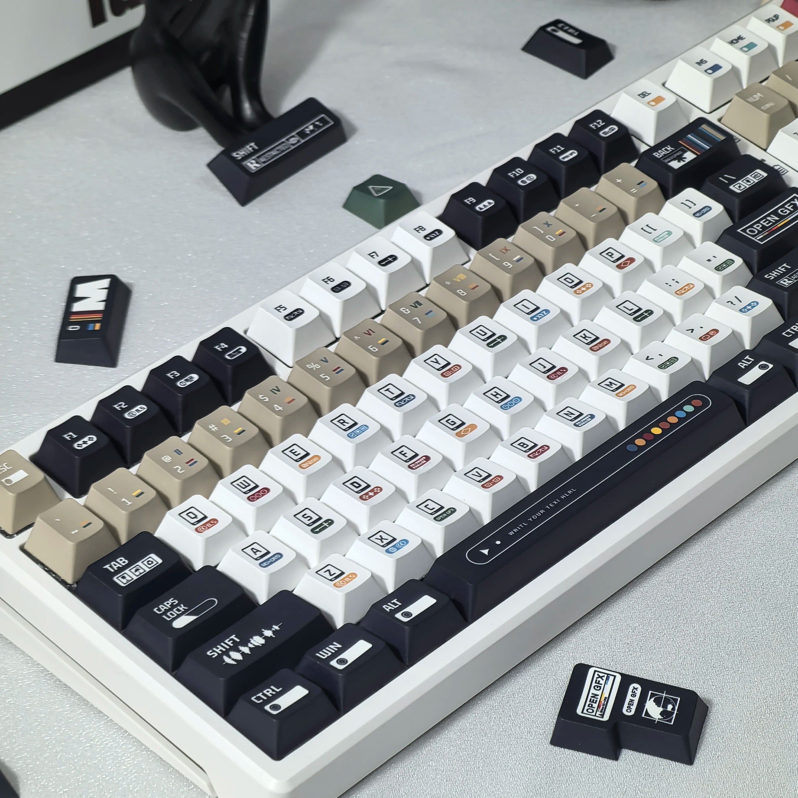 Korean Keycaps Maximalism Theme Keycap 135Keys Cherry Pbt Russian English Retro Keycap Black White Design  “L ”Shape Enter Key